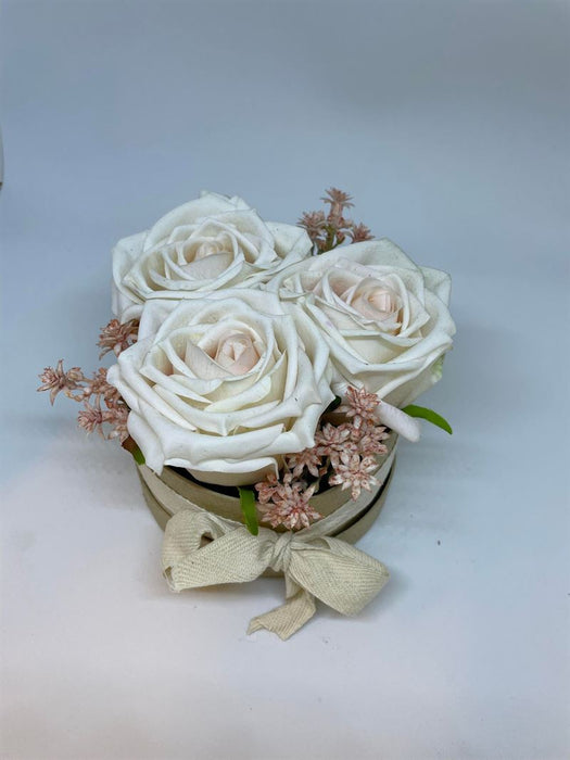 Hvid æske m. tre lys rosa, roser